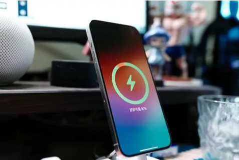 钢城苹果15换屏服务分享用什么充电器给iPhone15充电更好 